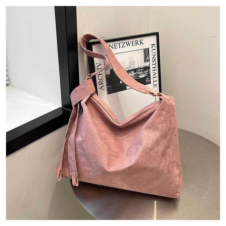 Windy suede solid color design for commuting, large capacity, simple temperament, women's single shoulder armpit bag 241231
