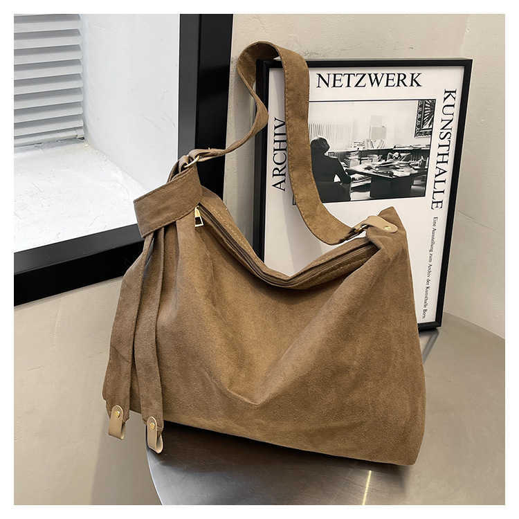 Windy suede solid color design for commuting, large capacity, simple temperament, women's single shoulder armpit bag 241231