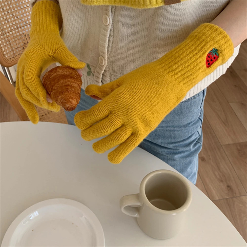 Cute Embroidery Knitted Gloves Womens Strawberry Cotton Glove Long Winter Warm Split Finger Gloves Touchable Five Finger Gloves 241226