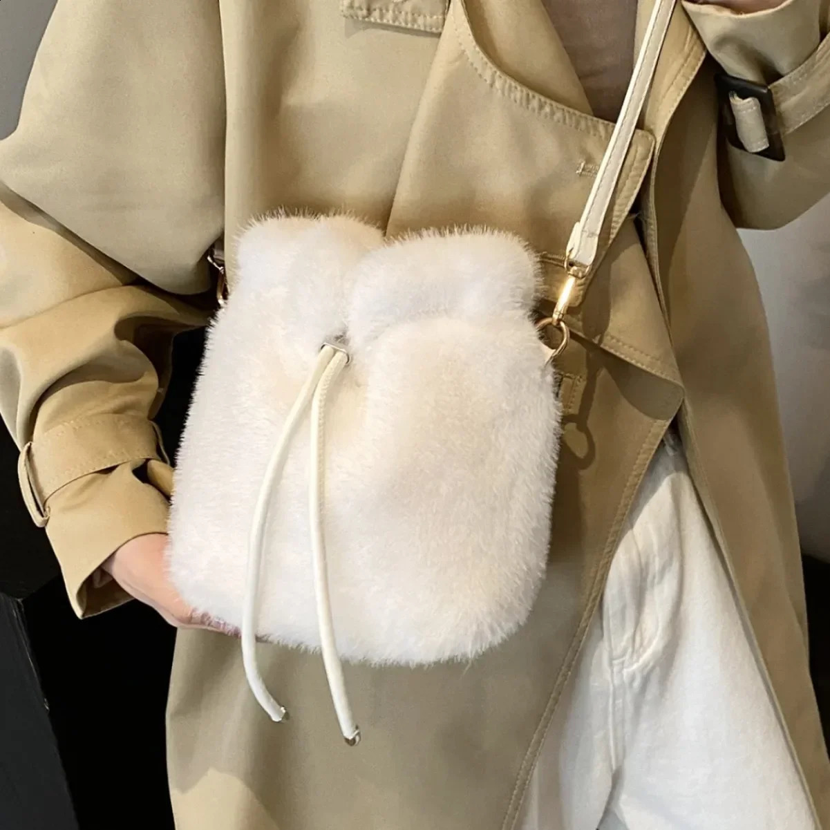 Plush shoulder bag womens winter simple bucket bag external Versatile Messenger phone bag 241223