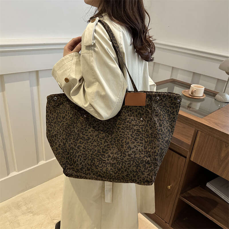 Leopard Canvas Tote Women's Large Capacity 2024 New Trendy Handheld Commuter Versatile One Shoulder Mommy Bag