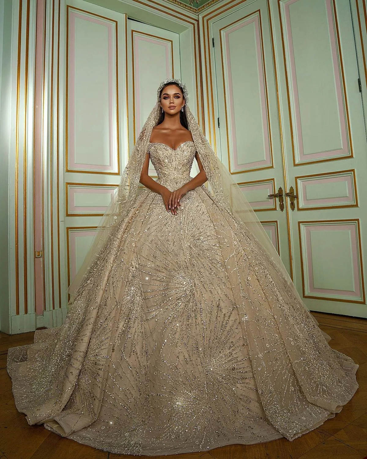 Brilliant Ball Gown Wedding Dresses Off Shoulder Sleeveless Appliques Beads Lace Sequins Court Gown Pleat Custom Made Bridal Plus Size Vestidos De Nov