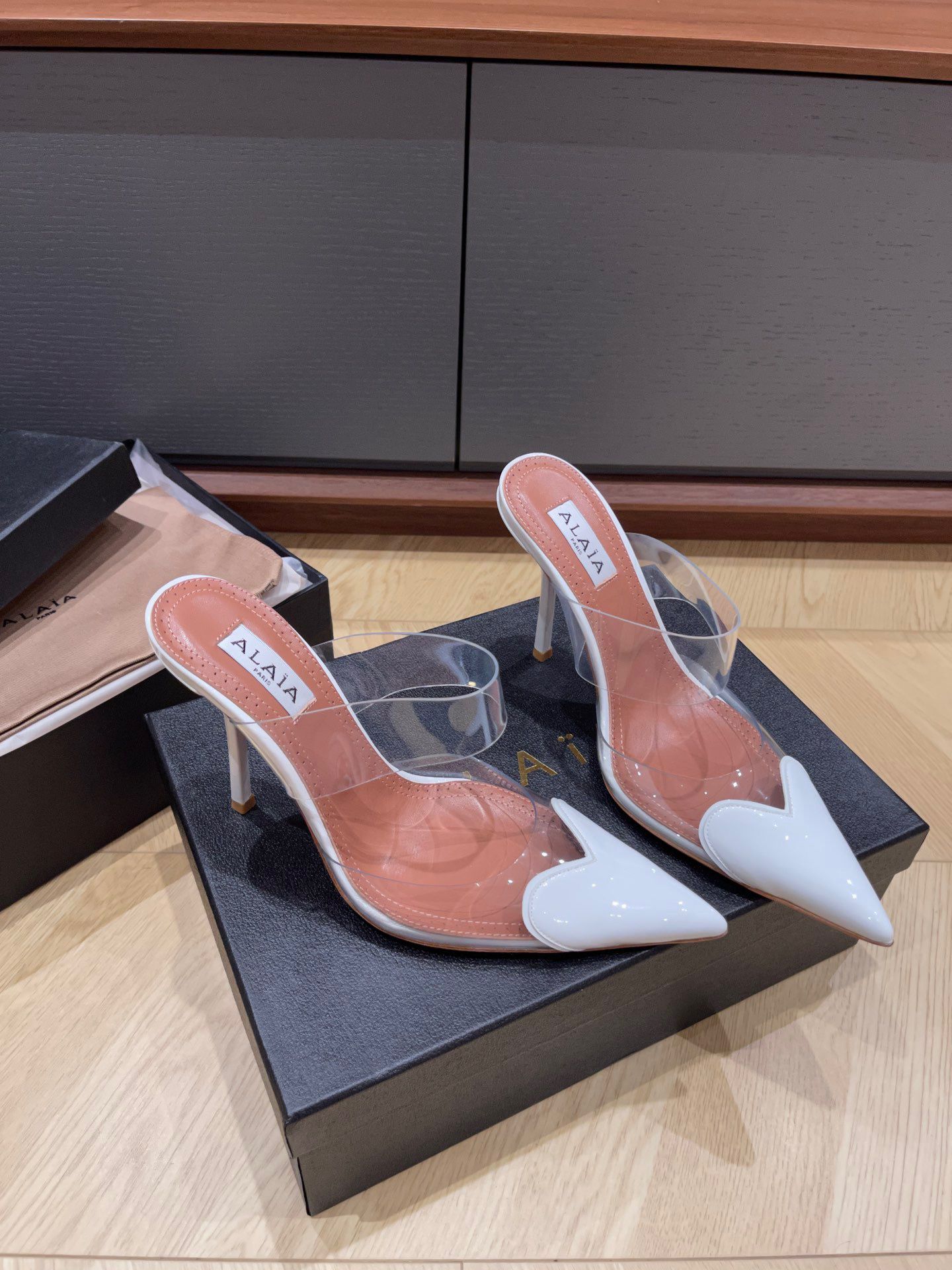 2025 Heart parfait Le Coeur Femmes Pumps sexy Toe à bout pointu Patent Cuir Mules Sandals PVC LISTRAPHE HEURS ROBLE PARTY ROBE LADE WALKING EU35-