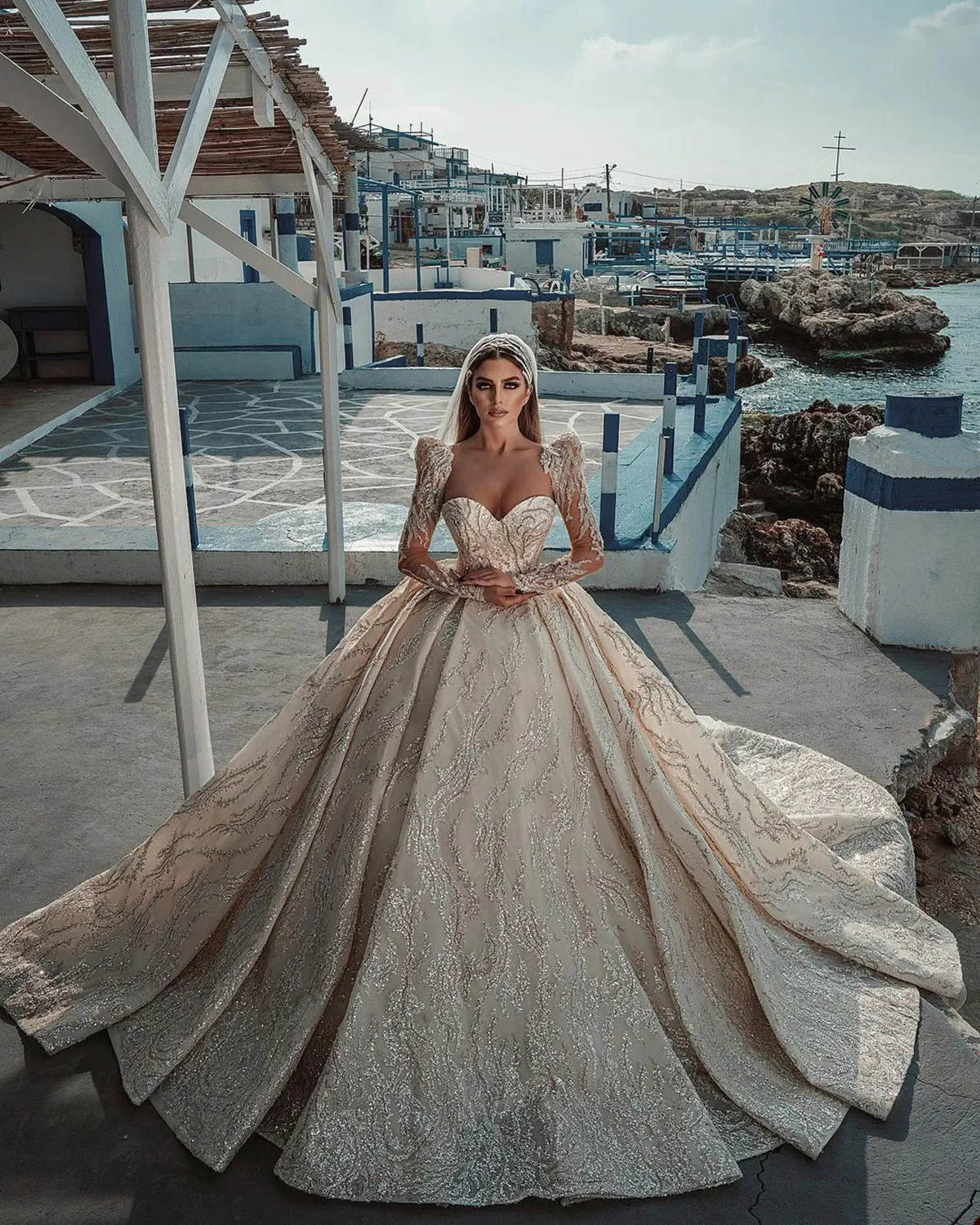 Brilliant Ball Gown Wedding Dresses Strapless Sleeveless Appliques Lace Sequins Court Gown Pleat Custom Made Sweep Floor Bridal Plus Size Vestidos De 