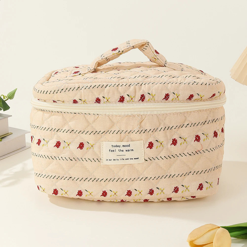Women Aesthetic Toiletry Purse Printed Cotton Quilted Makeup Handbag Large Capacity Zipper Closure Female Travel Bag 241226