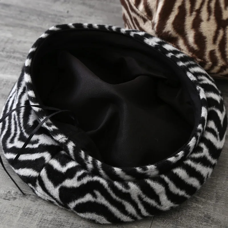 Korean Striped Beret Autumn Winter Plush Warm Berets Zebra Pattern Short Brim Caps Personalized Leopard Print Street Painter Hat 241226