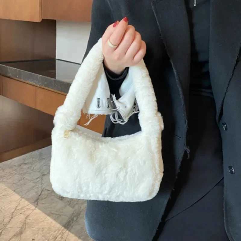 Plush Shoulder Bags for Femme Luxury Designer Soft Winter Ladies Cluh Purse Handbag Cute Fi Female Party Underarm BagXJ241225