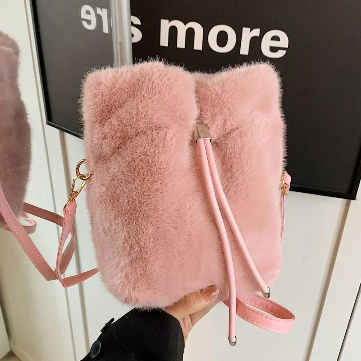 Plush shoulder bag womens winter simple bucket bag external Versatile Messenger phone bag 241223