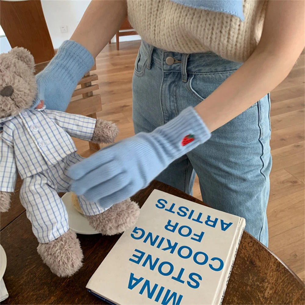 Cute Embroidery Knitted Gloves Womens Strawberry Cotton Glove Long Winter Warm Split Finger Gloves Touchable Five Finger Gloves 241226