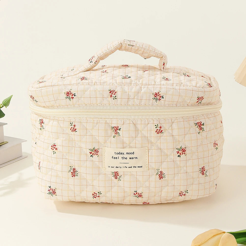 Women Aesthetic Toiletry Purse Printed Cotton Quilted Makeup Handbag Large Capacity Zipper Closure Female Travel Bag 241226