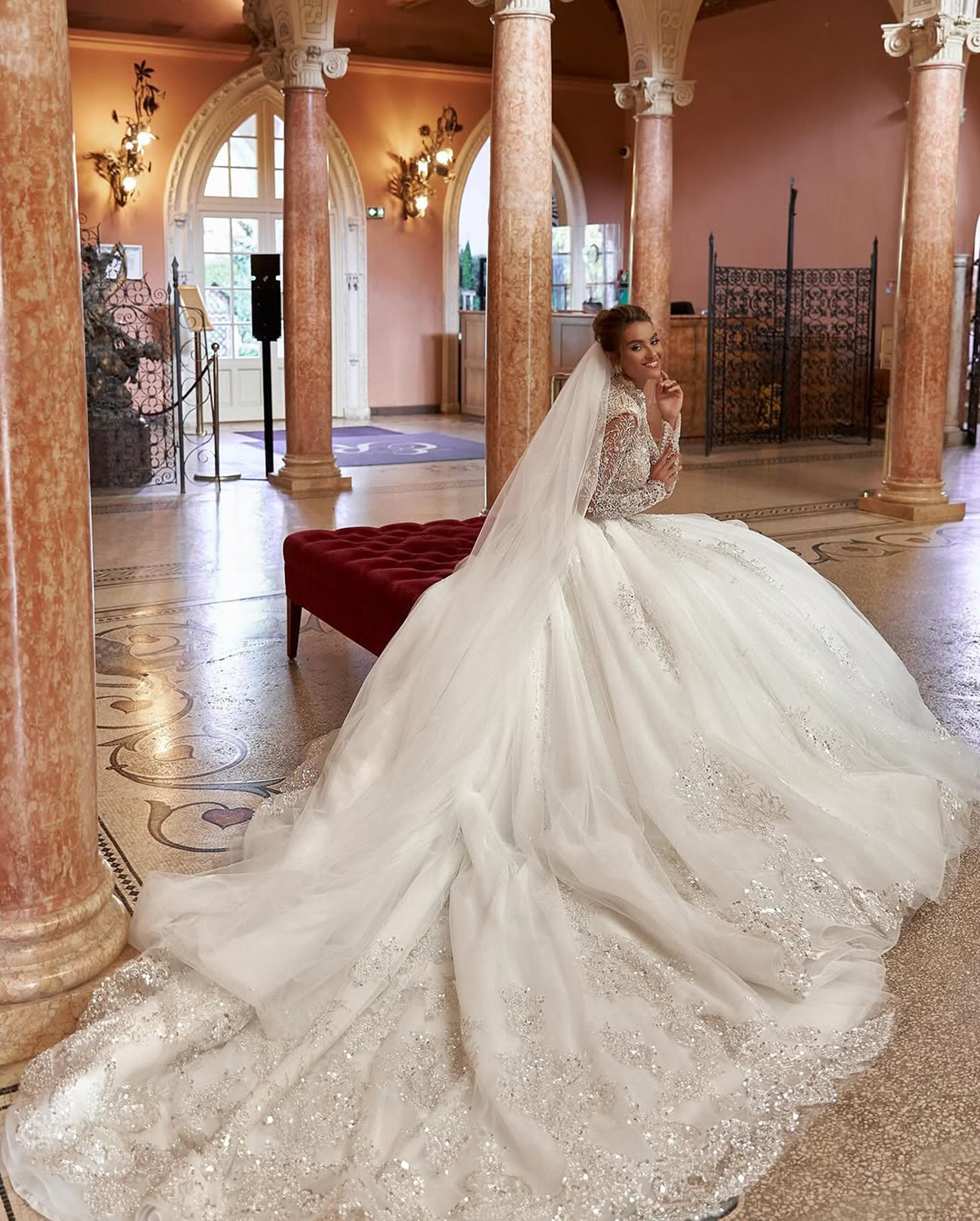 Modern Long Sleeve Lace Brilliant Ball Gown Wedding Dresses Appliques Sequins Court Train Gown Pleat Custom Made Bridal Plus Size Vestidos De Novia