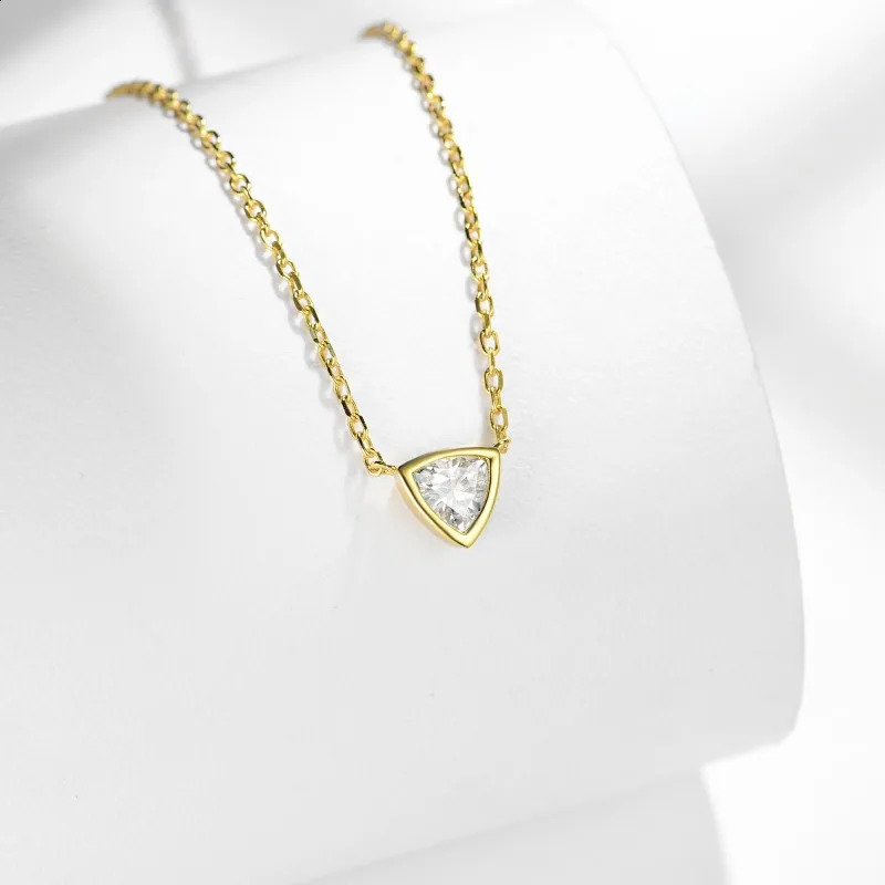 05CT Diamond Womens Necklace S925 Sterling Sliver 18K White Gold Trillion Pendant Chain for Women 241226