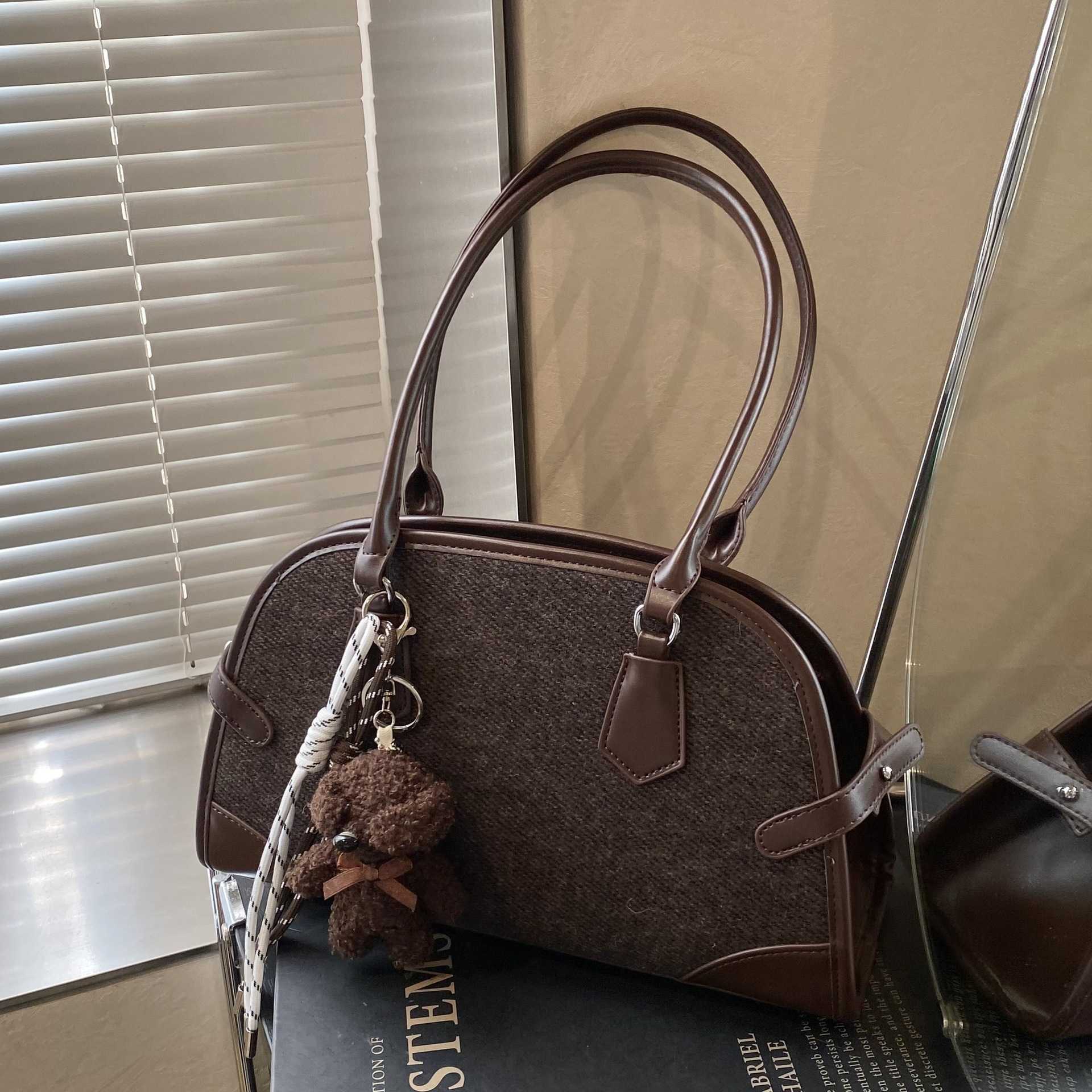Advanced bowling bag, armpit bag, autumn winter niche design, contrasting color commuting bag, single shoulder tote bag 241215