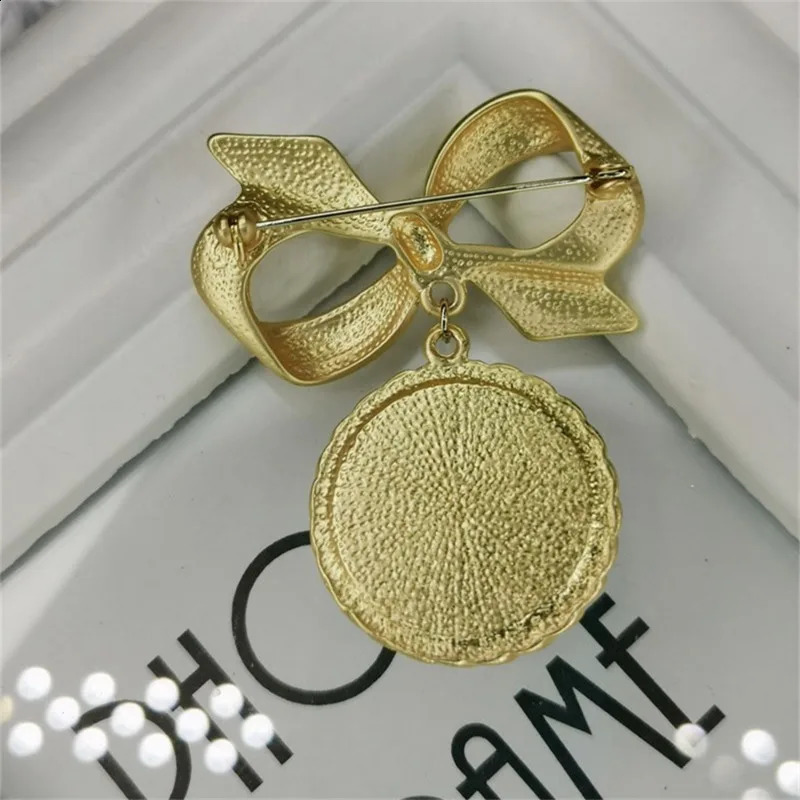 faux Pearl Brooch for Women Large Gold Bow Breastpin Elegant Broches Fashion Lapel Pin Jewelry Coat Buckle Accessories Gift 241227