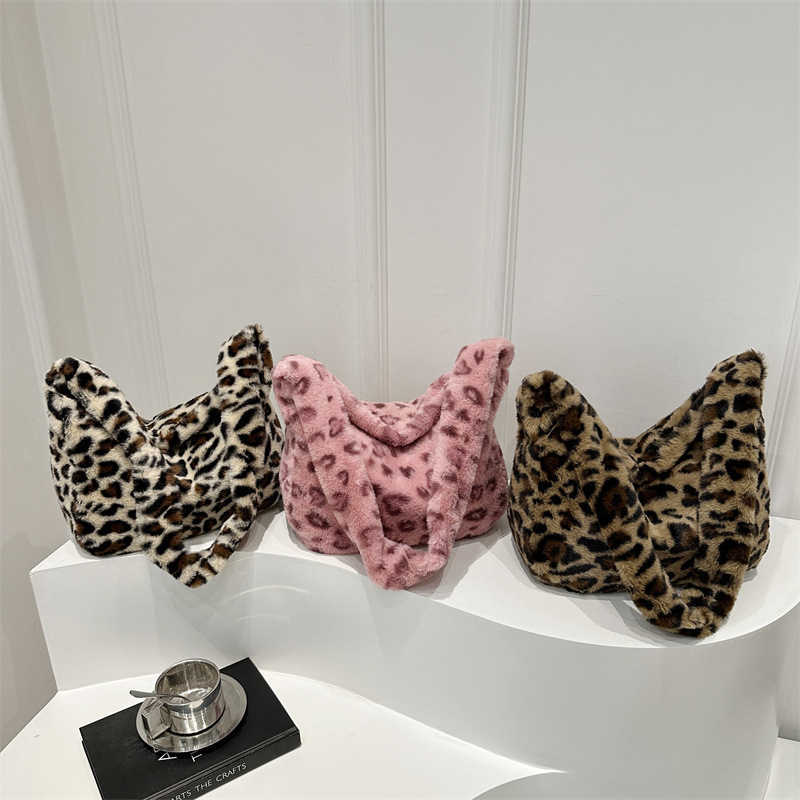 Autumn and winter new fur personalized leopard print street trend 2024 casual large capacity plush single shoulder crossbody women's bag 241230