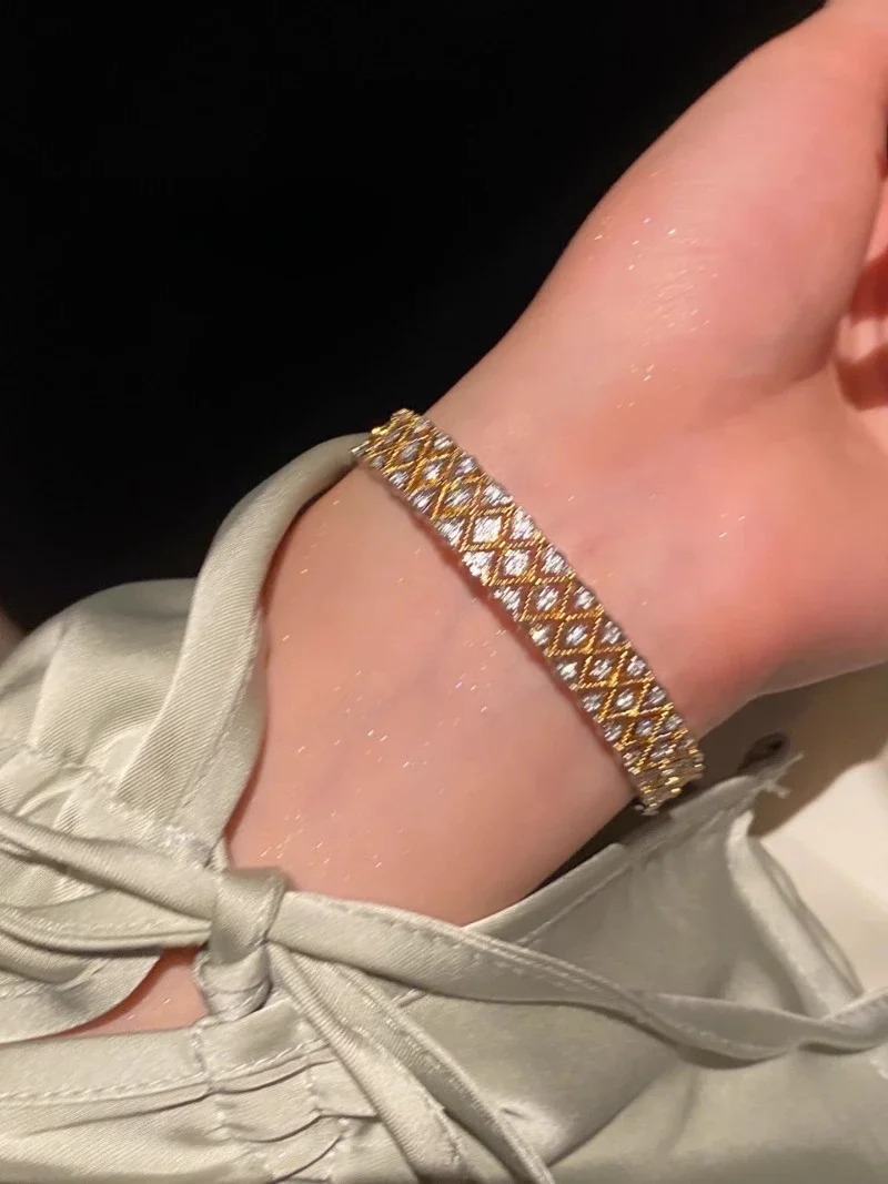 French n fashion jewelry two-color plated hollow triangle zircon open bracelet elegant womens party accessories 241227