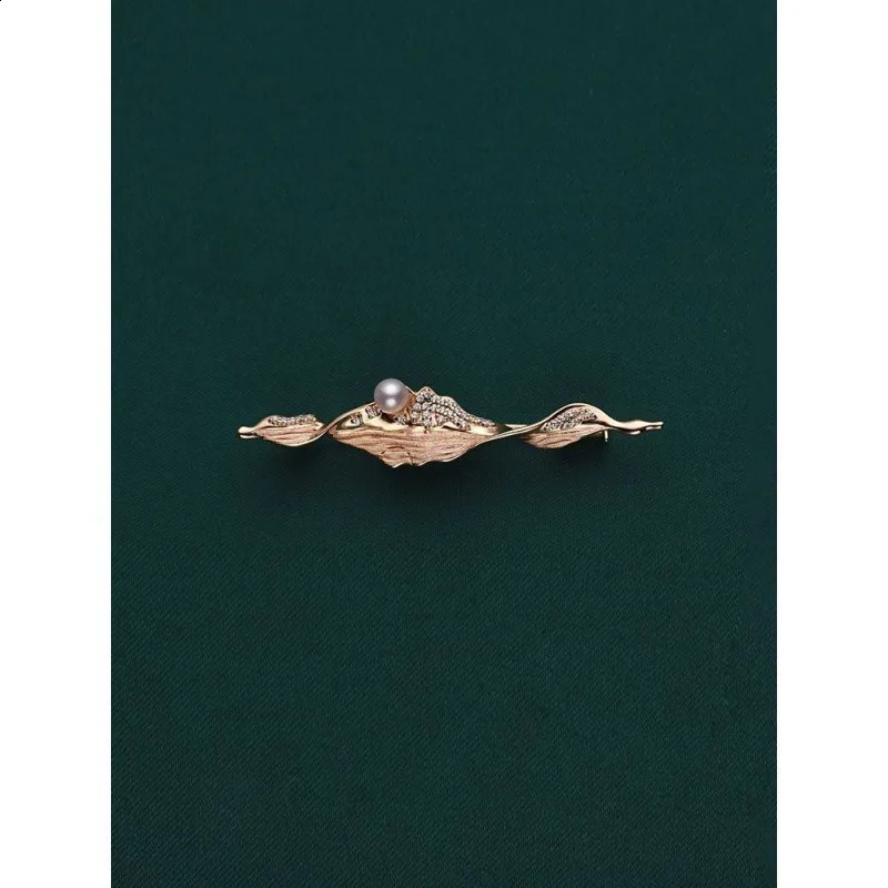 Female Pearl Brooch Shawl Clip Dress Coat Corsage Pin Decoration Buckle Clothe Suit Feast Accessory Badge Breastpin Jewelry Gift 241227