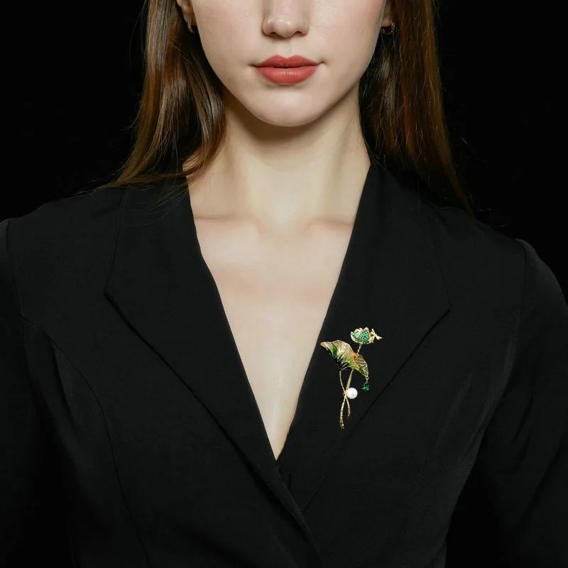 Chest flower Womens brooch pin for women drip oil pearl zircon inlaid lotus leaf lotus broochs Dress Accessories 241227