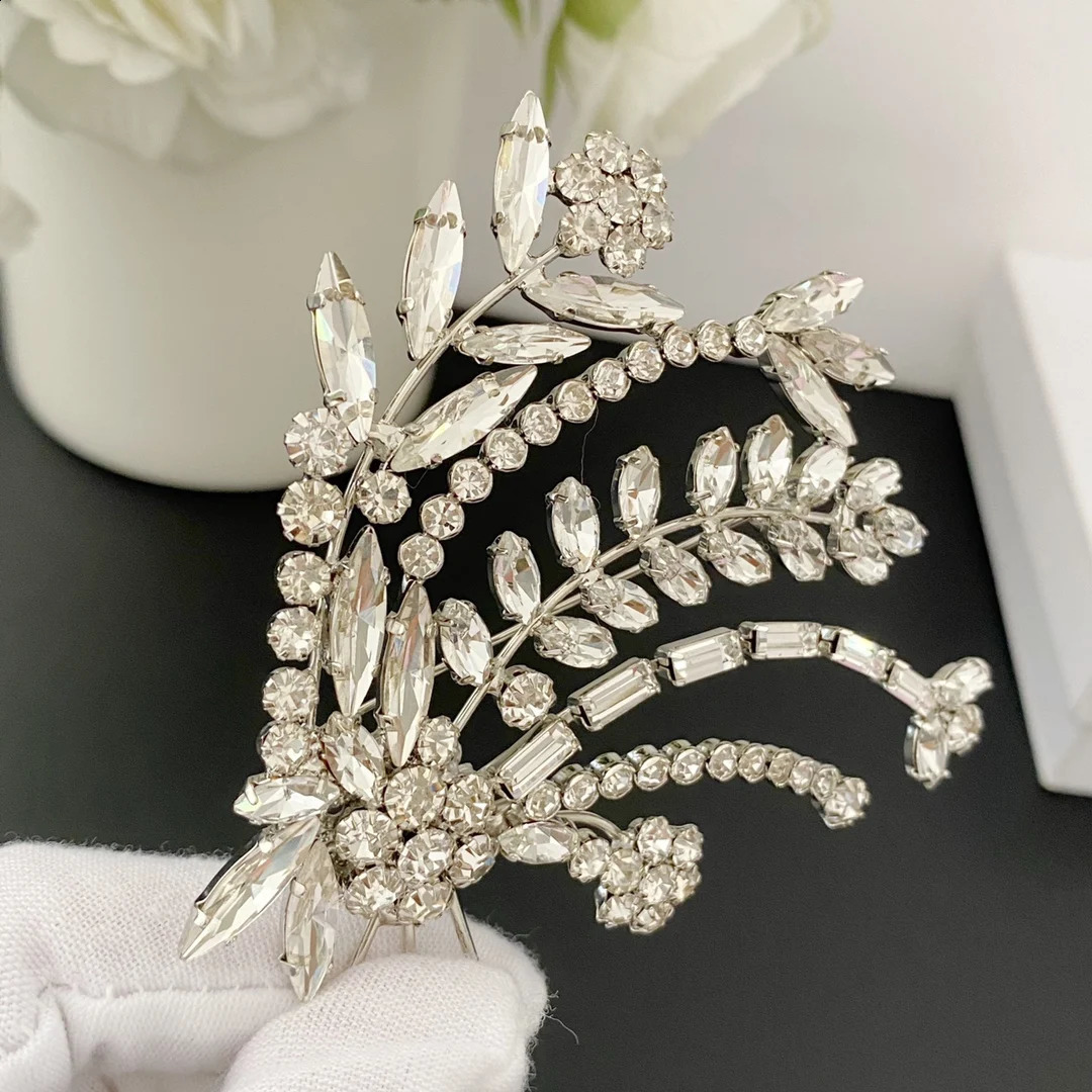 Europe and the United States fashion retro niche personality flower crystal brooch 241227
