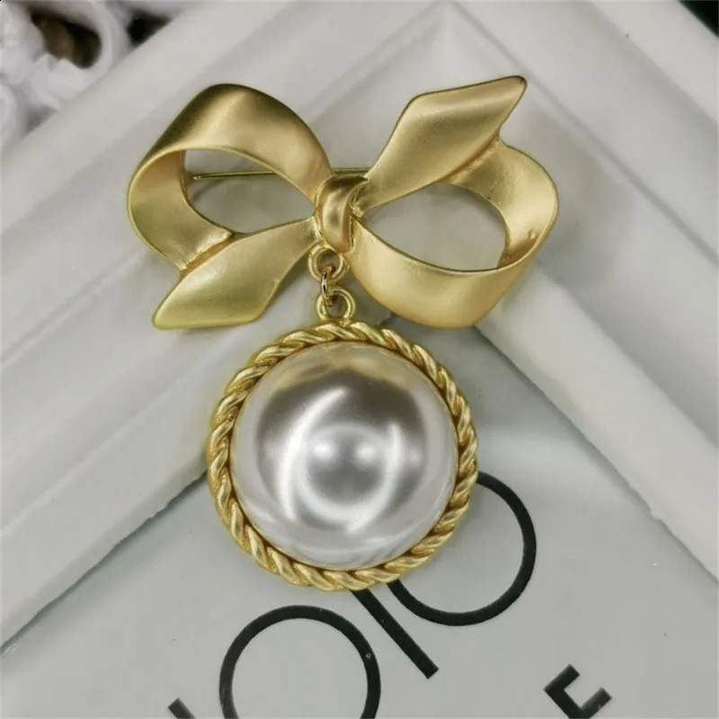 faux Pearl Brooch for Women Large Gold Bow Breastpin Elegant Broches Fashion Lapel Pin Jewelry Coat Buckle Accessories Gift 241227