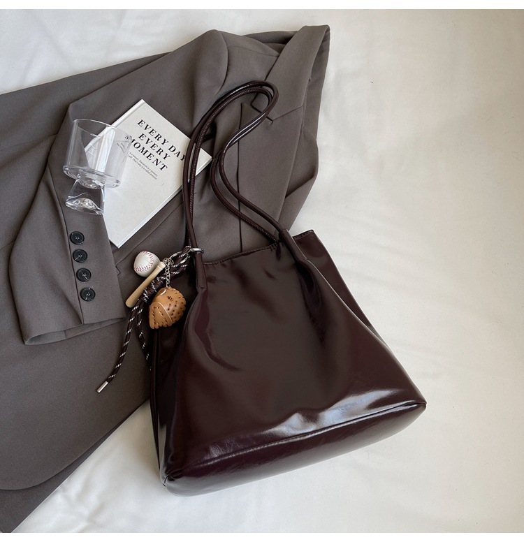 The new bucket shaped bag with textured folds for women's casual versatile handbags in winter 2025 is great for underarm shoulder bags