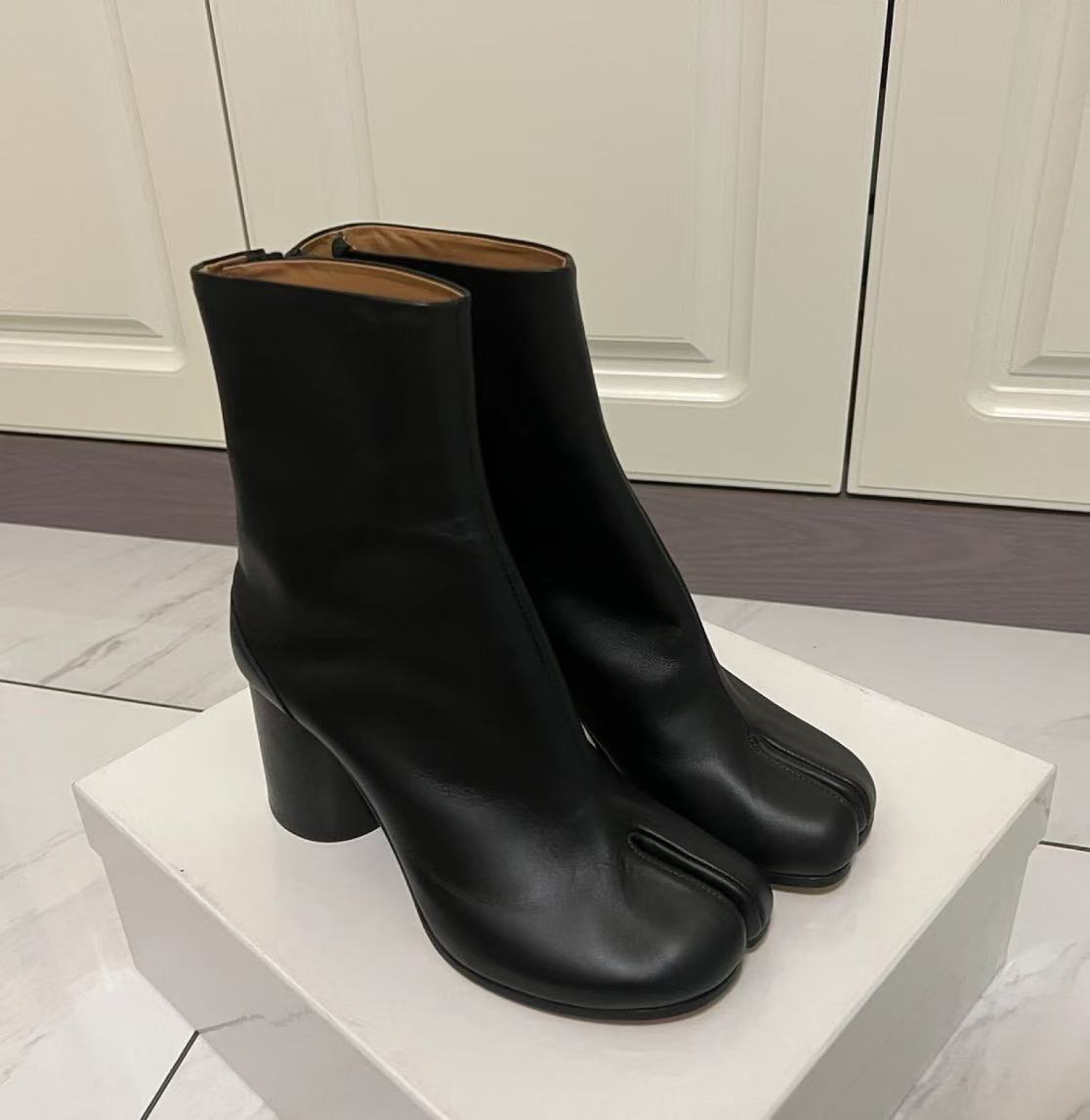 Tabi Ankle Boots Unisex Boots Genuine Leather The latest color thick Heel Round Head Fashion Ankle Neutral Split Toe Boots Wing Toes Chunky Heel Size 35-45 with Box