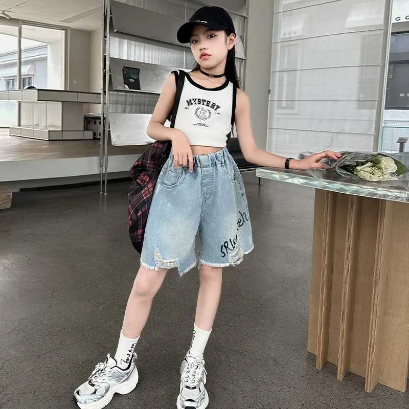 Summer Teenager Girls Hole Denim Shorts Casual Burr Edge Hand Drawn Letters Junior Girl Half Pants Kids Clothes 4 6 8 10 12 14Y W241227