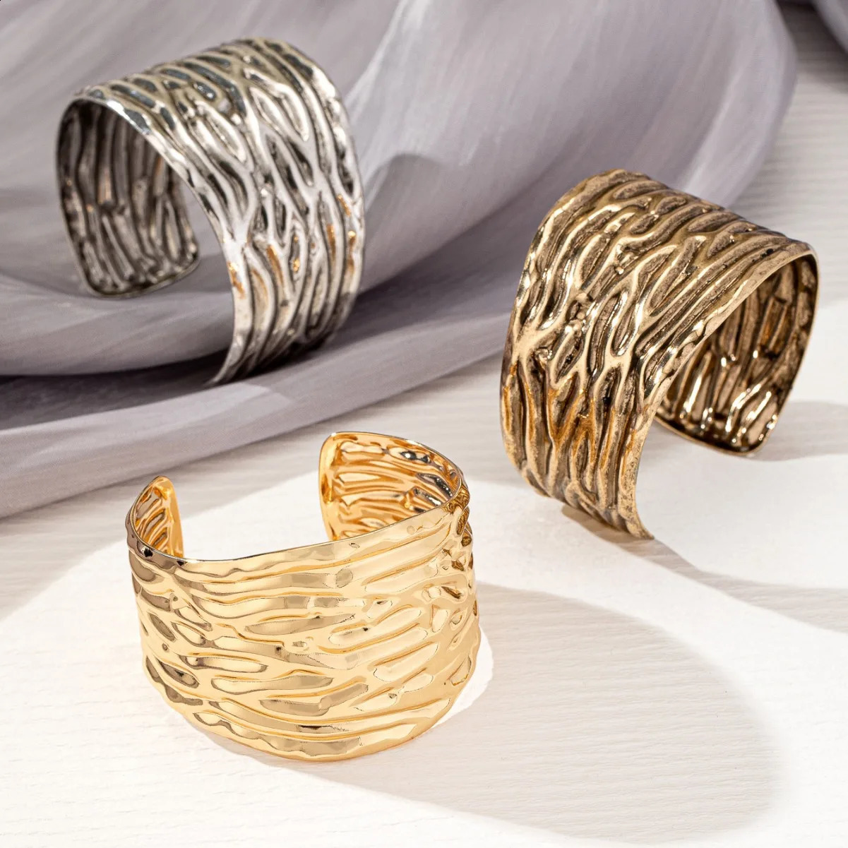 Opening Metal Bracelet For Women Personality Pleated Wide Surface Hand Accessories Holiday Party Fashion Jewelry DB023 241227