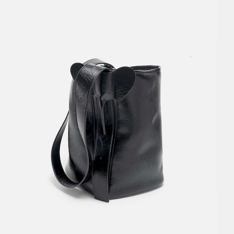 Niche Handheld Pattern Soft Leather Bucket Bag 2023 Winter New High end Lazy Style Single Cross Shoulder Stray Girl
