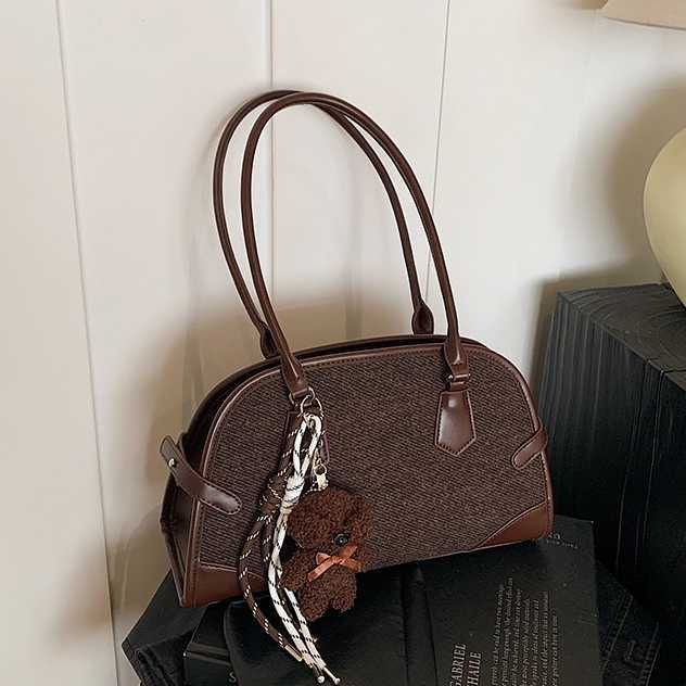 Advanced bowling bag, armpit bag, autumn winter niche design, contrasting color commuting bag, single shoulder tote bag 241215