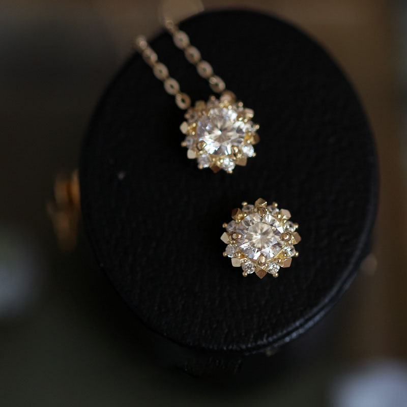 2024 Ins Top Sell Snow Flower Pendant Simple Fine Jewelry Pure 100% 925 Sterling Silver Gold Fill Round Cut White Lab moissanite Diamond Women Clavice