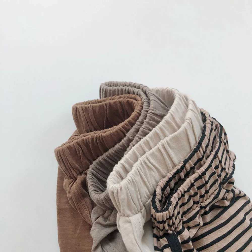 2024 Preschool Boys and Girls Shorts Solid Color Stripe Elastic Childrens Shorts Casual Korean Style Youth and Childrens Legs W241227