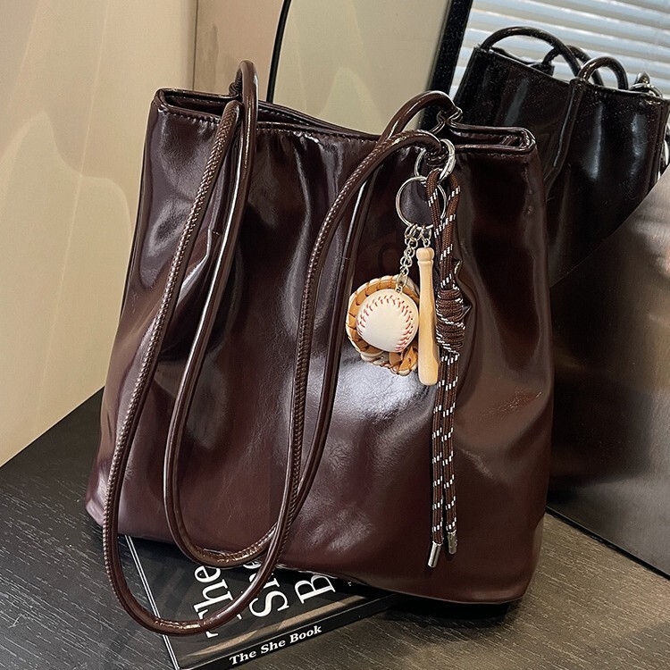 The new bucket shaped bag with textured folds for women's casual versatile handbags in winter 2025 is great for underarm shoulder bags