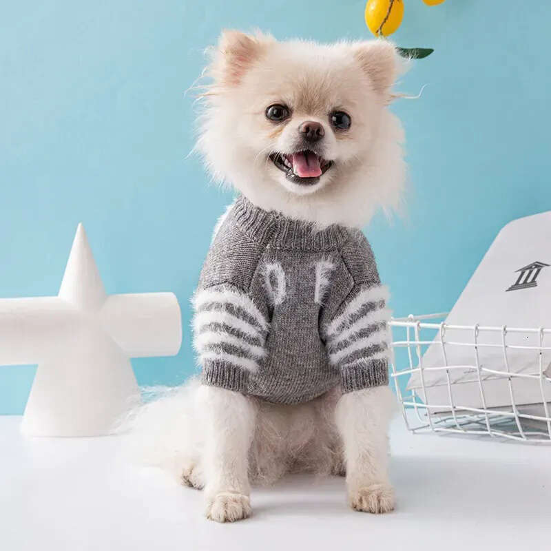 Fashion designer brand classic jacquard letter pattern warm dog cat winter sweater casual pet clothes coat