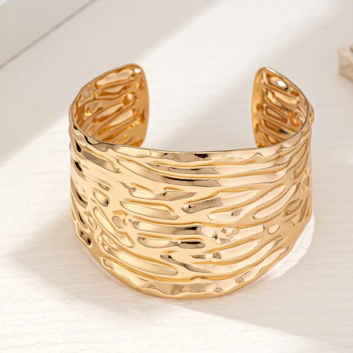 Opening Metal Bracelet For Women Personality Pleated Wide Surface Hand Accessories Holiday Party Fashion Jewelry DB023 241227
