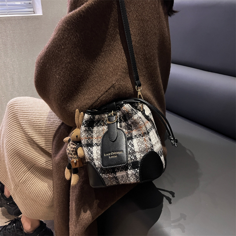 Versatile bucket bag shoulder messenger bag new spring plaid women's commuter bag