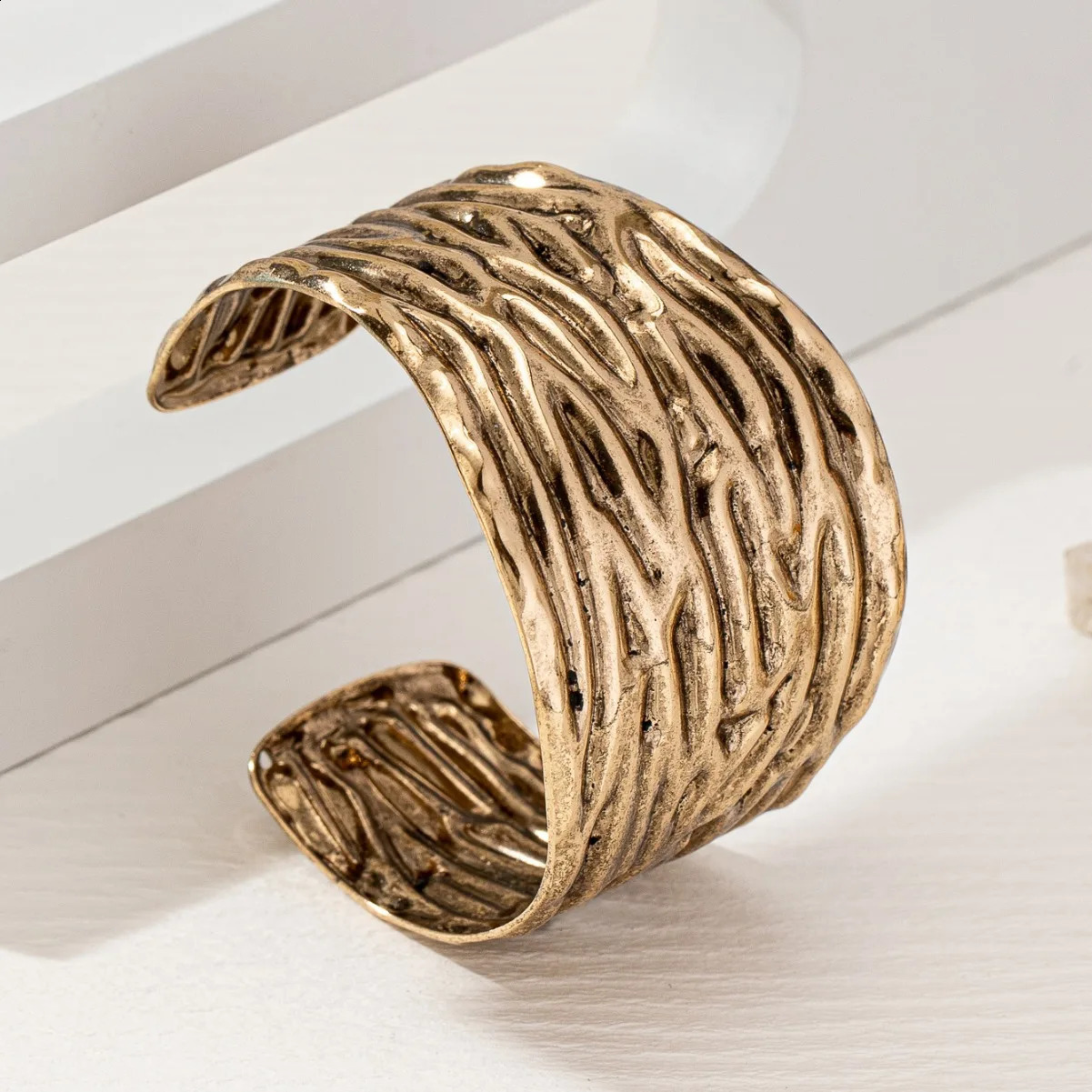 Opening Metal Bracelet For Women Personality Pleated Wide Surface Hand Accessories Holiday Party Fashion Jewelry DB023 241227