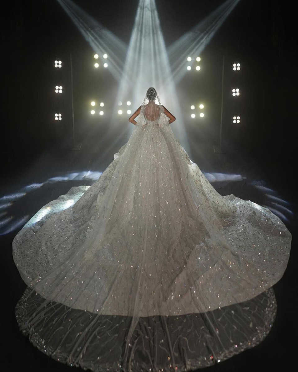 Luxury Ball Gown Wedding Dresses Bateau spaghetti strap Sleeveless Lace Net Appliqued Cathedral Bridal Gowns Elegant Arabian Dubai Custom Made Vestido