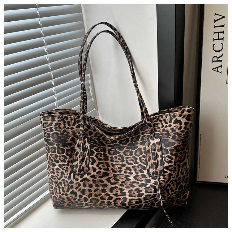 Autumn and Winter Large Capacity Leopard Pattern Tote Bag for Women 2024 New Fashion Commuter Single Shoulder Tote Bag Casual Bag 241227