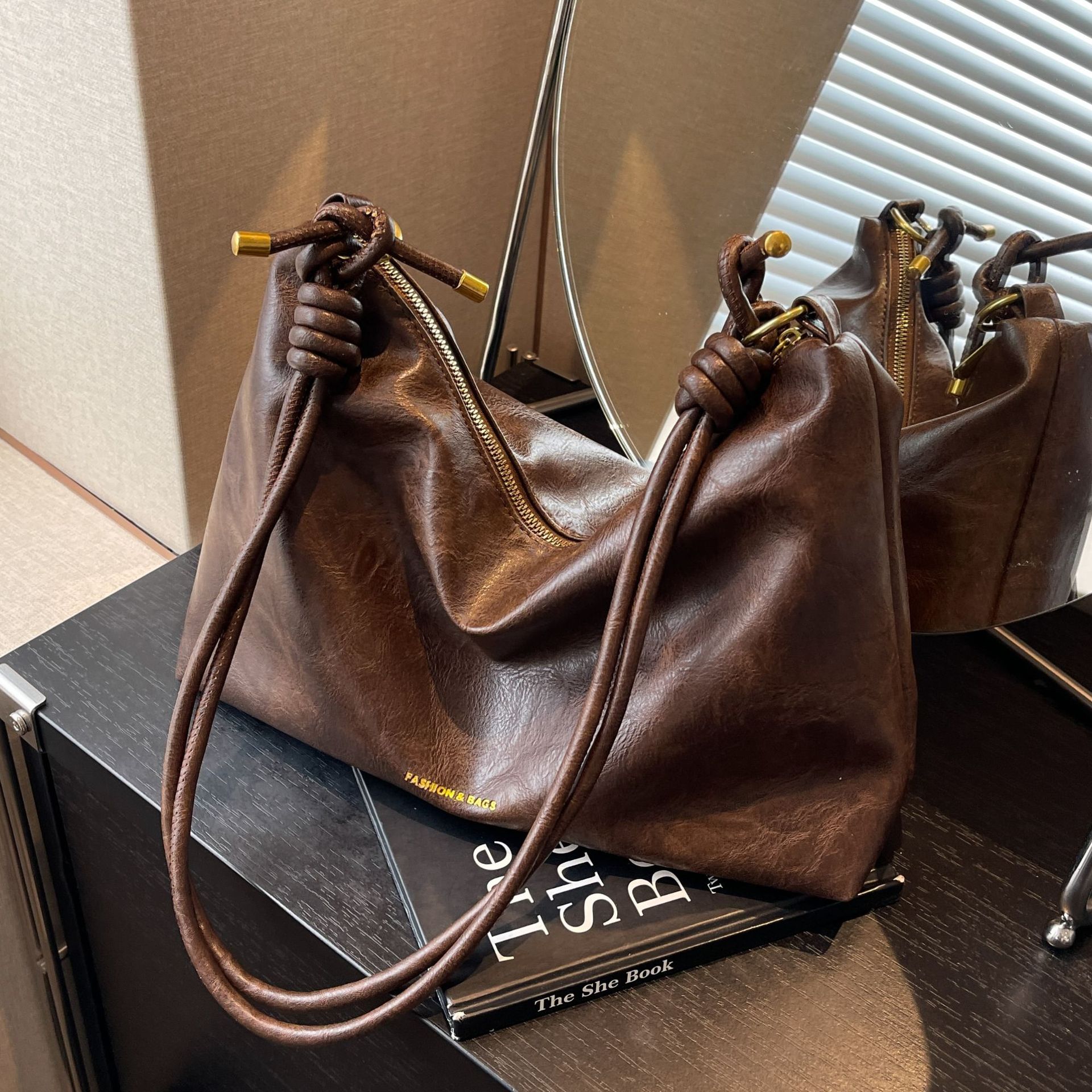 Large capacity women's bag new shoulder armpit bag fashion messenger tote bag