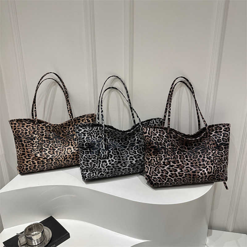 Autumn and Winter Large Capacity Leopard Pattern Tote Bag for Women 2024 New Fashion Commuter Single Shoulder Tote Bag Casual Bag 241227