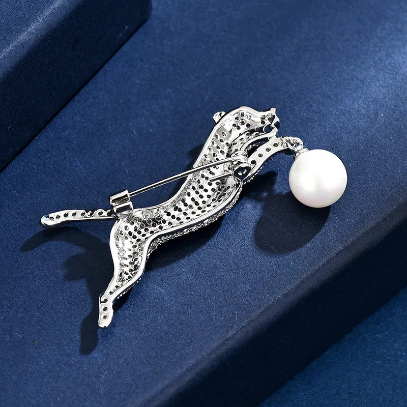 Creative Micro-inlaid Zircon Animal Brooches for Men High-end Personality Fashion Cheetah Pearl Corsage Clothing Accessories Pin 241227