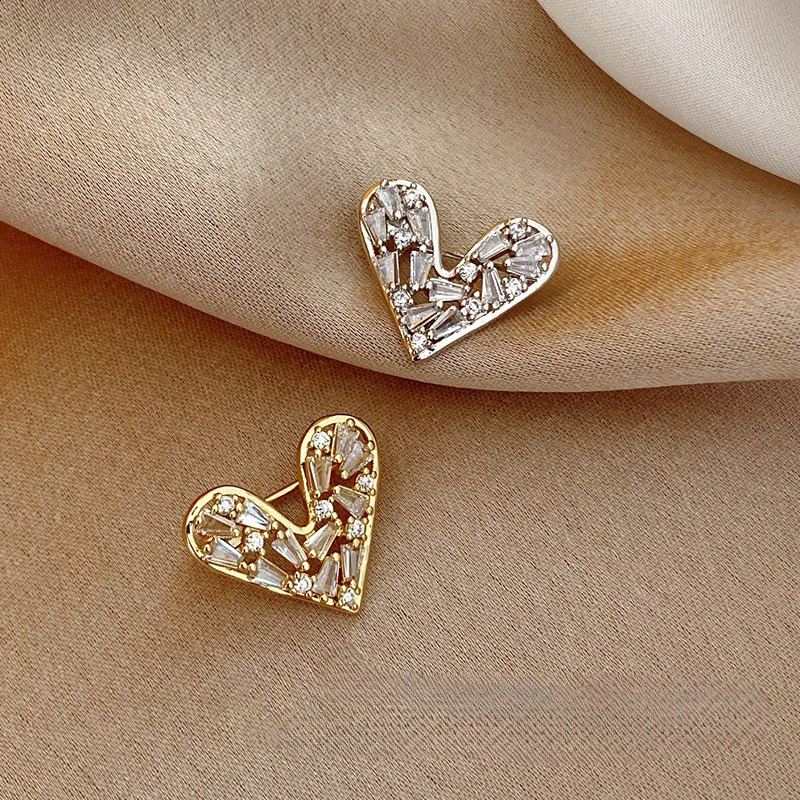 Crystal Lovely Heart Brooch for Women Personality Collar Pin 2 Color Anti-slip Buckle Rhinestone Breastpin Suit Accessories Gift 241227