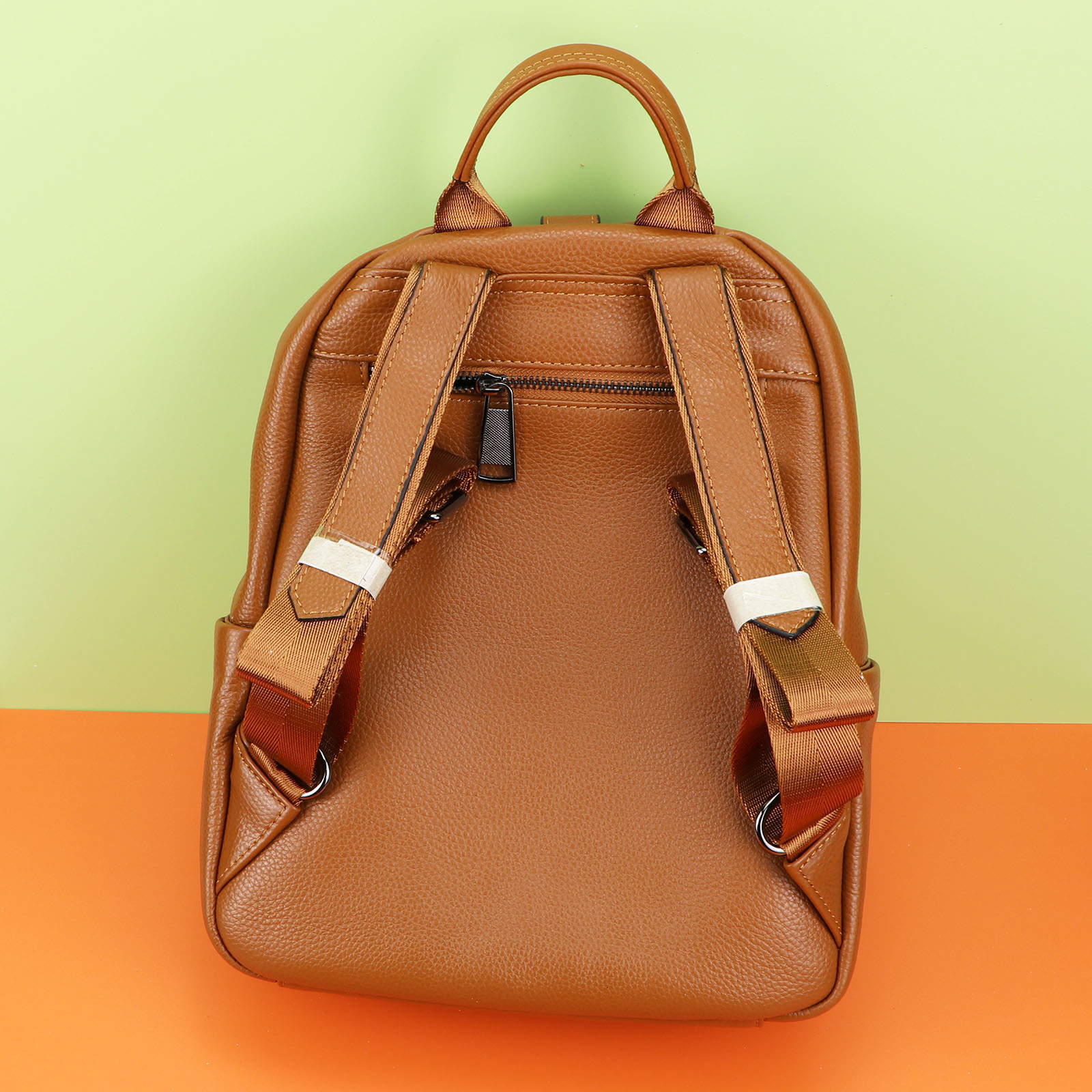 top layer cowhide large capacity lychee pattern commuting bag Women's backpack with thick leather material has a good hand feel 8380