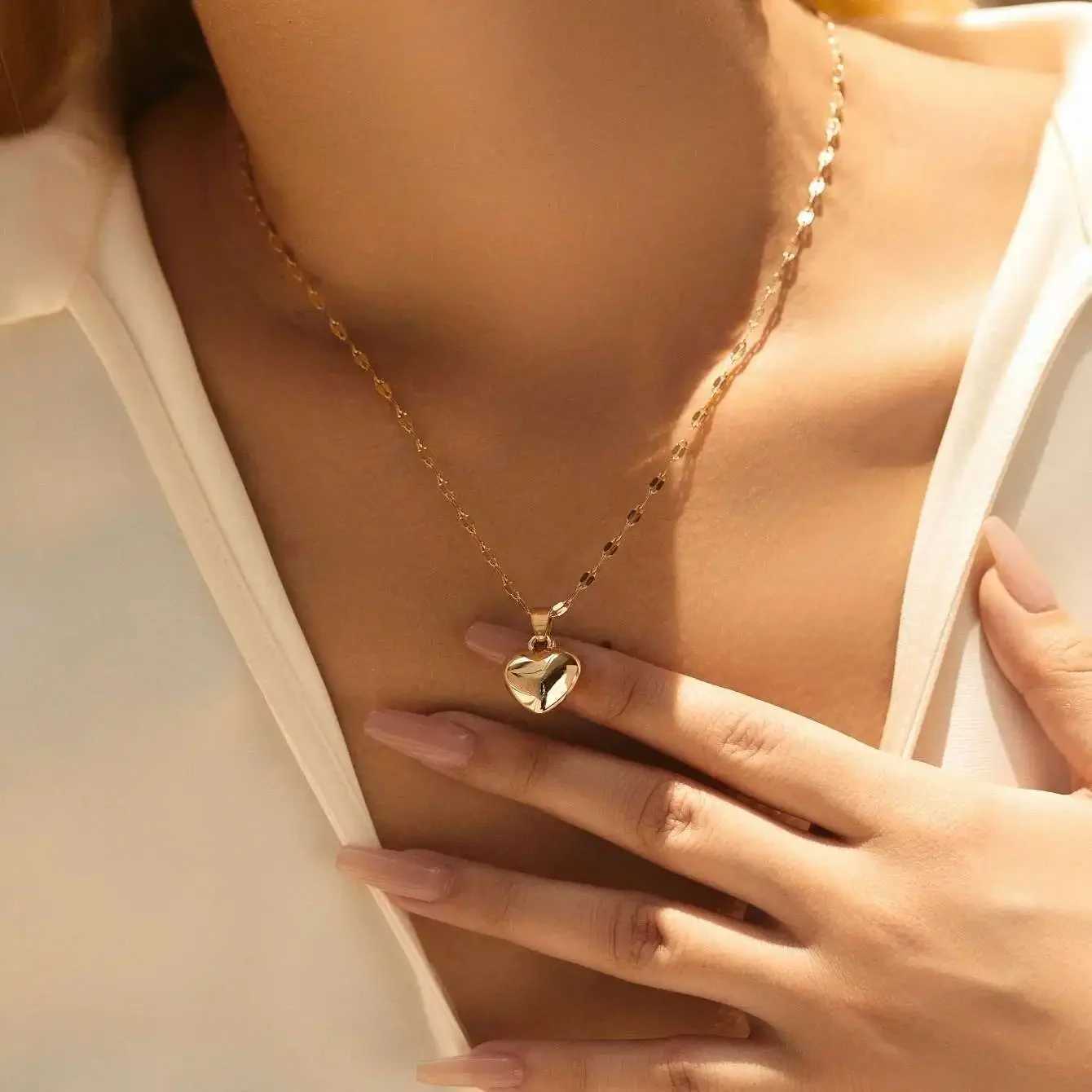 XINYI Stainl Steel Heart Necklace For Women New Tren Lip Chain Simple Pendant Necklace Jewelry Gift WholesalersXJ241227