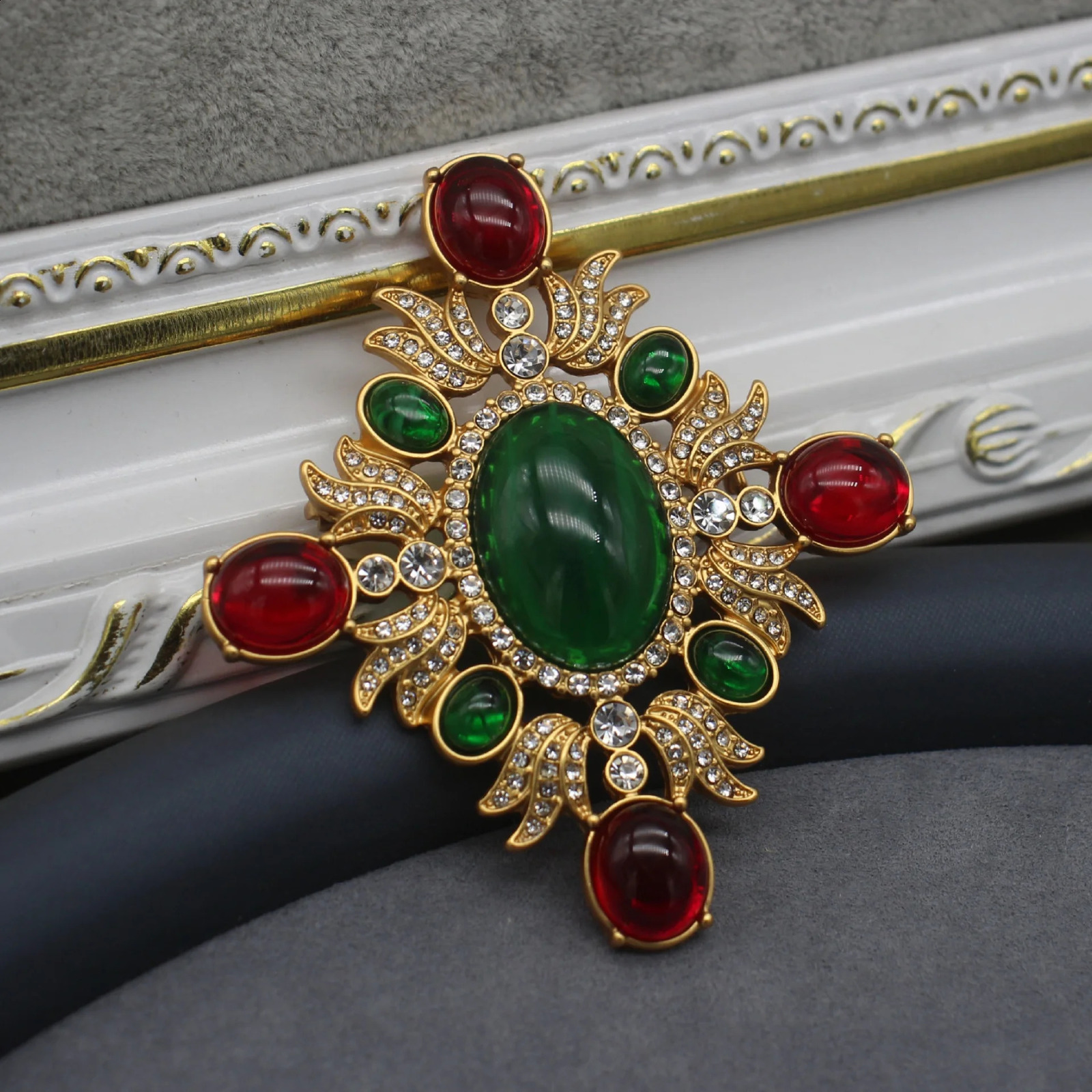 Europe and the United States exaggerated medieval retro glass micro-inlaid heavy old metal brooch 241227