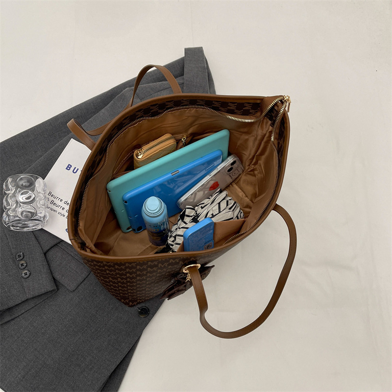 The feeling of the all season fashionable shoulder bag is very suitable for carrying the 2025 designer women's fashionable shoulder bag and large