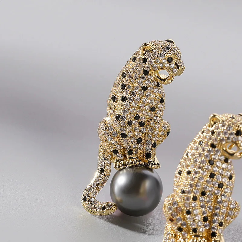High Quality Copper Zircon Leopard Brooch Pearl Animal Brooch For Men Women Jewelry Gift Wholesale 241227