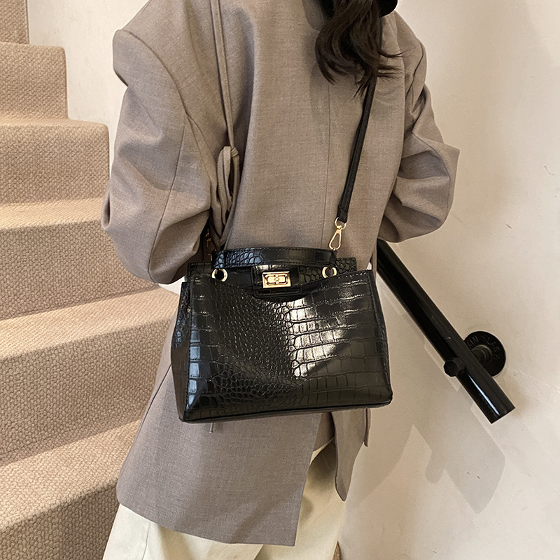 Korean version stone pattern 2025 new fashion designer niche handbag multifunctional temperament handbag chain crossbody bag