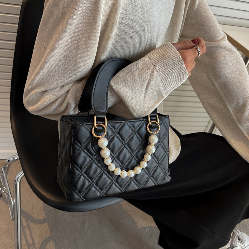 New popular shoulder bag niche fashion white design multifunctional women's crossbody bag pearl handbag2025 new item